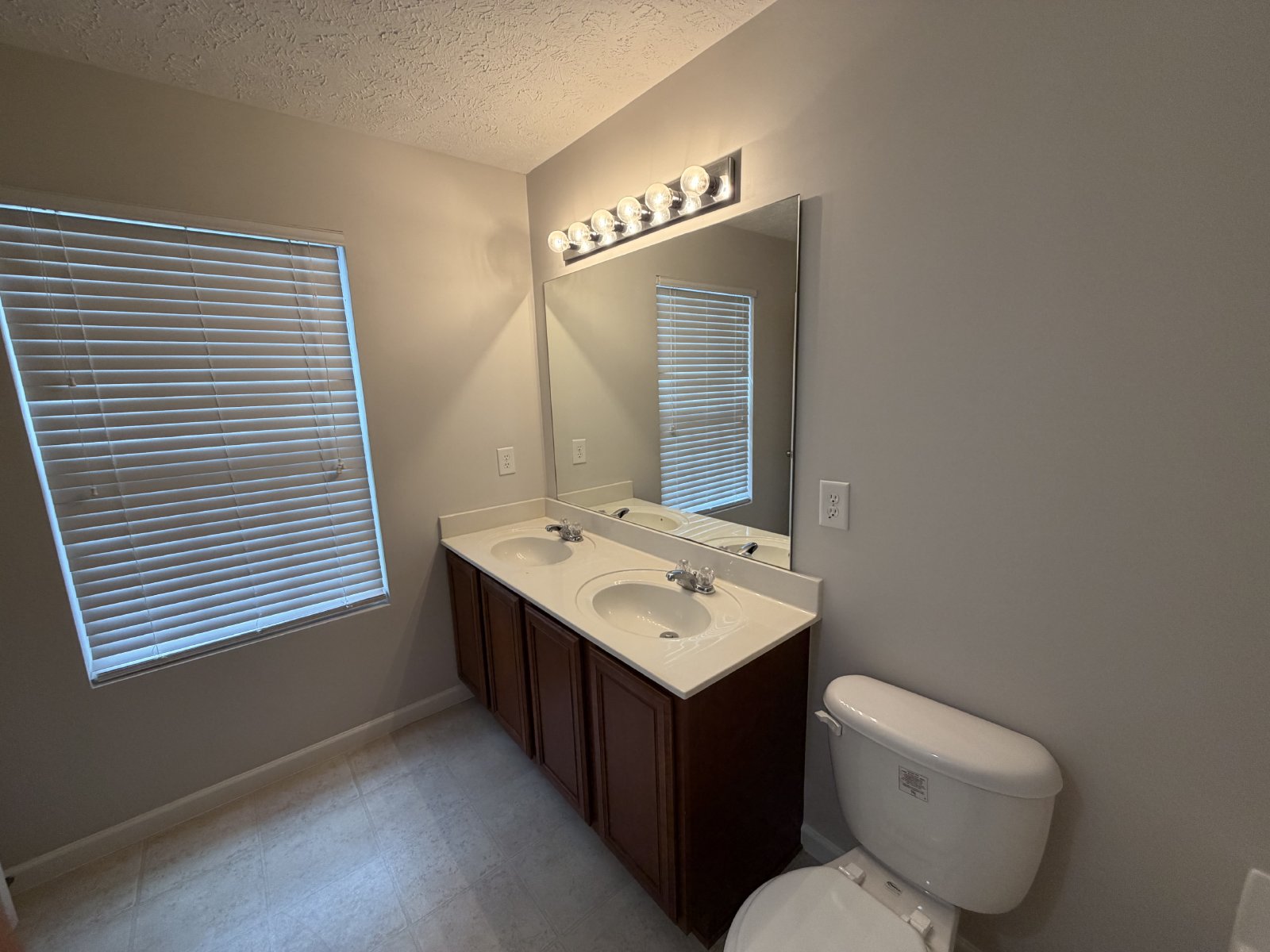 3 Bed 2.5 Bath Townhome in Brentwood property image