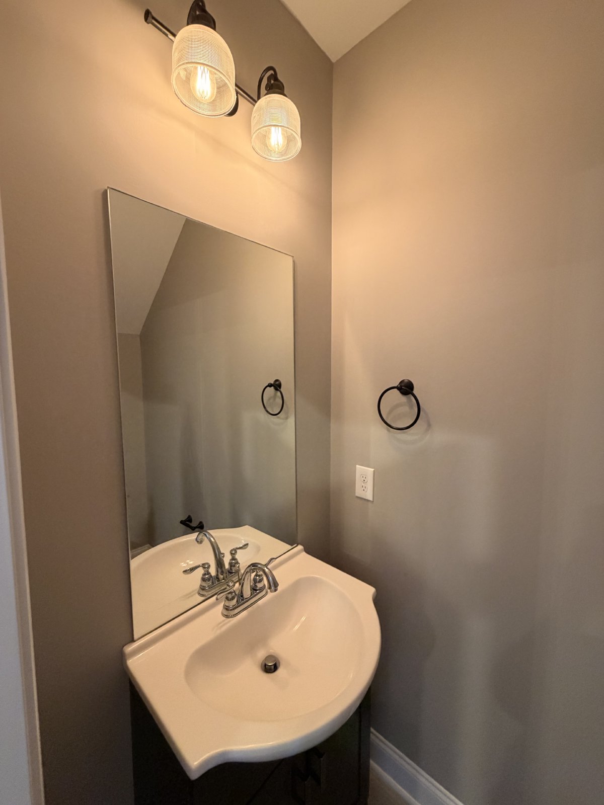 Half Off First Month's Rent! Beautiful & Updated 3 BR 2.5 Townhome - Convenient Murfreesboro Location! property image