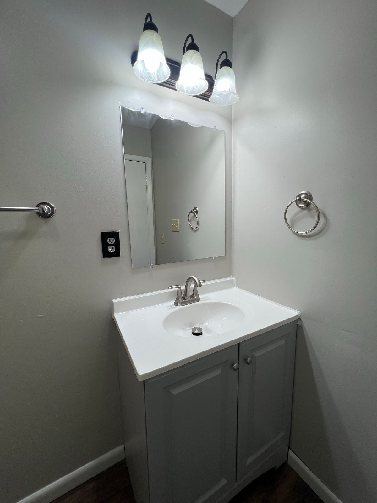 Cozy 2-Bedroom Apartment Close to Winchester Square... property image