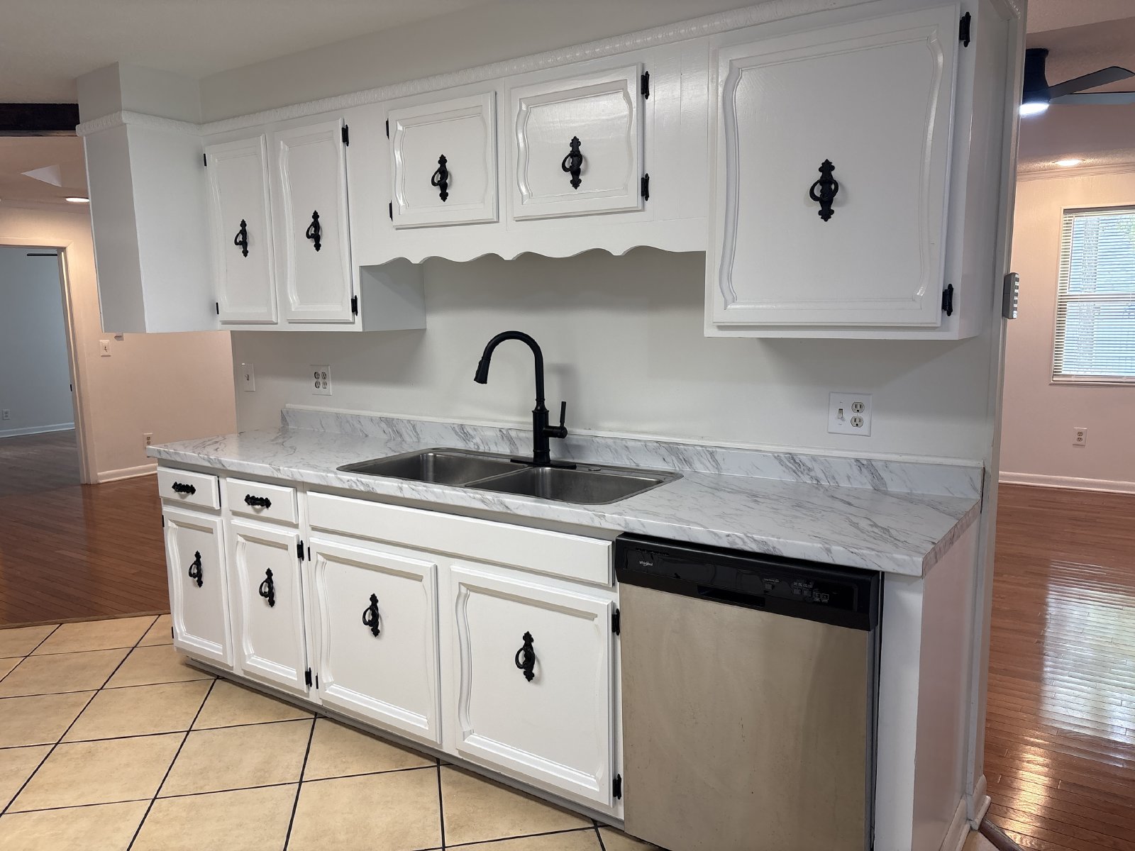 Spacious 3 Bedroom Apartment with Covered Parking! property image