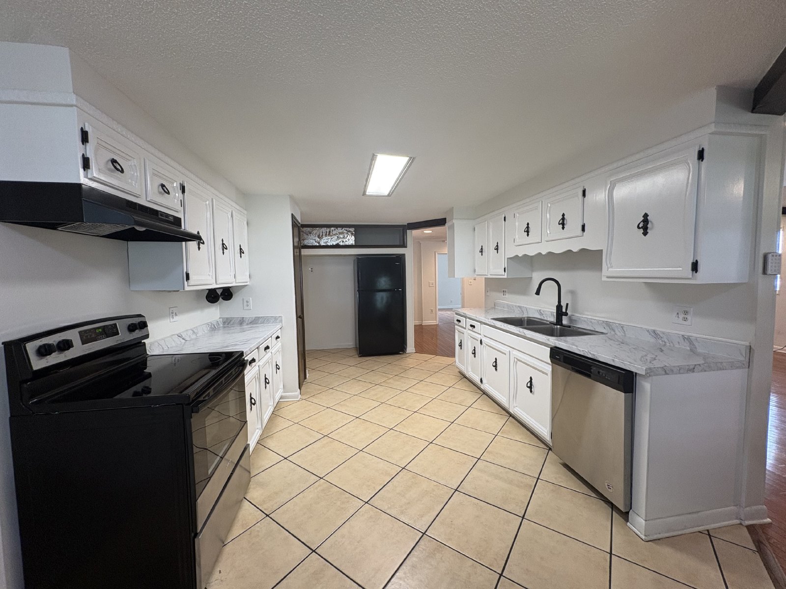 Spacious 3 Bedroom Apartment with Covered Parking! property image