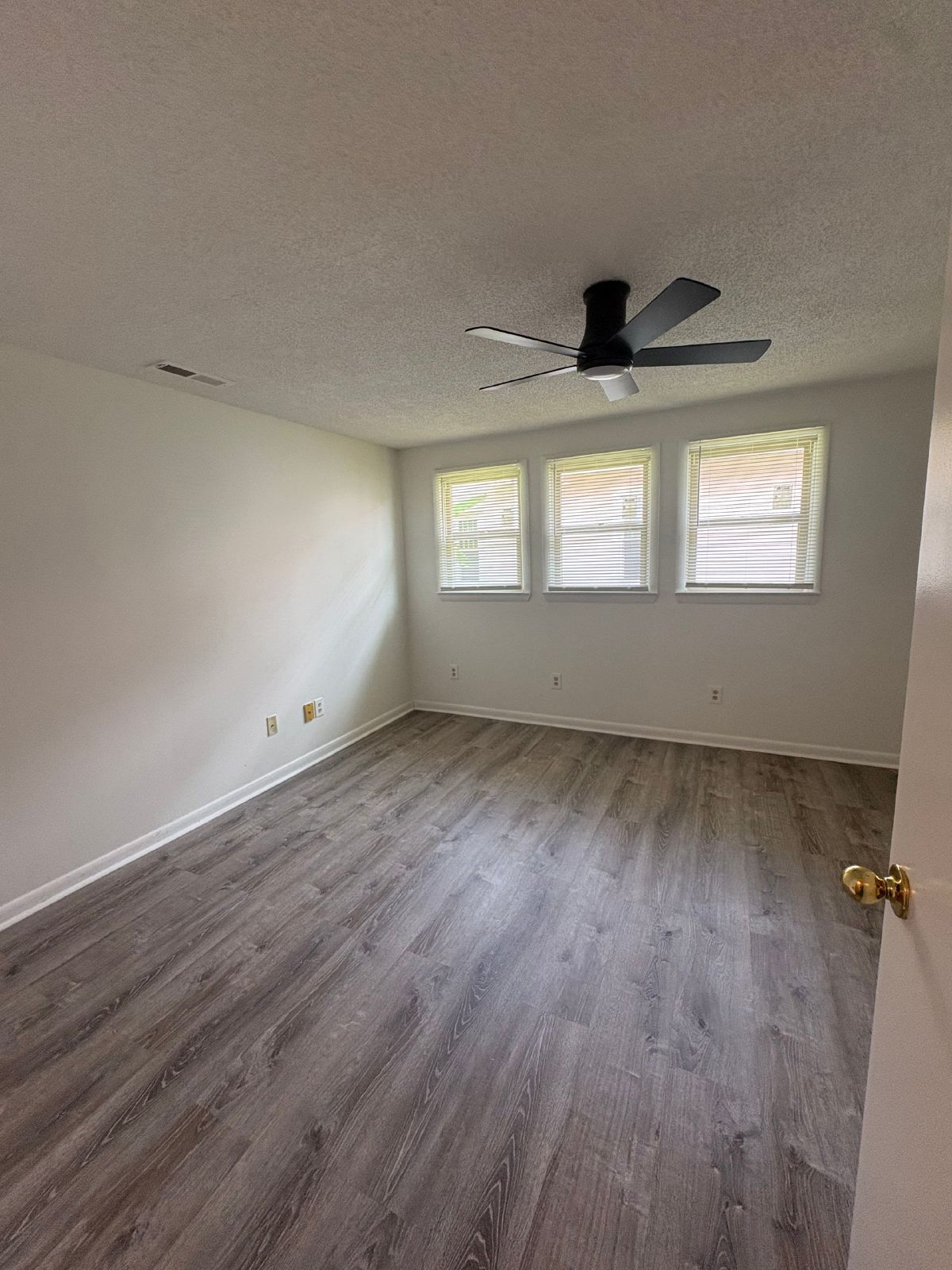 Spacious 3 Bedroom Apartment with Covered Parking! property image