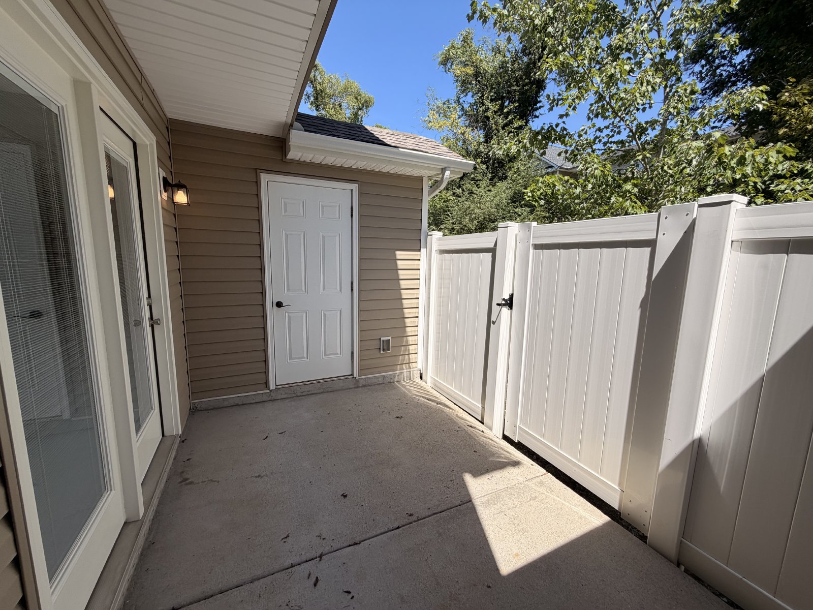 $350 Off First Month's Rent! Available Now - Nice 2 BR 2.5 Bath Townhome property image