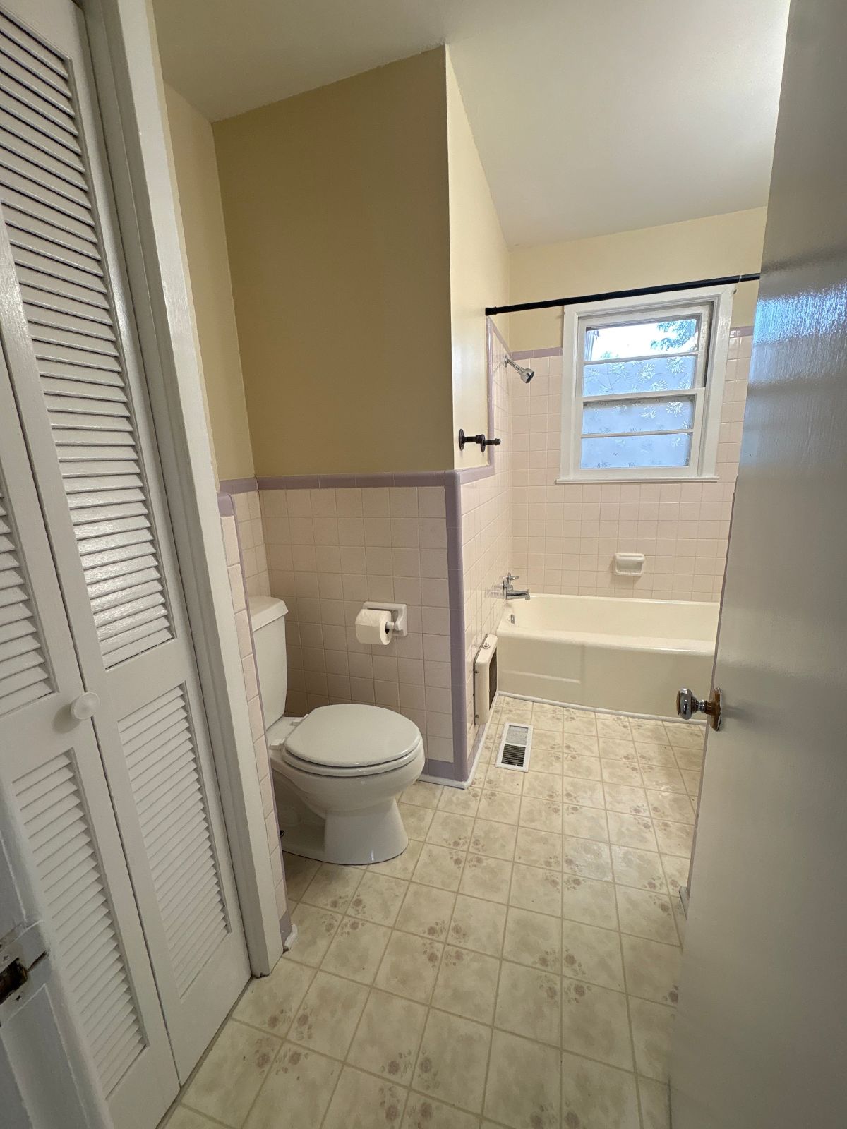 Cozy Ranch Home in Conevniengt Manchester Location... property image