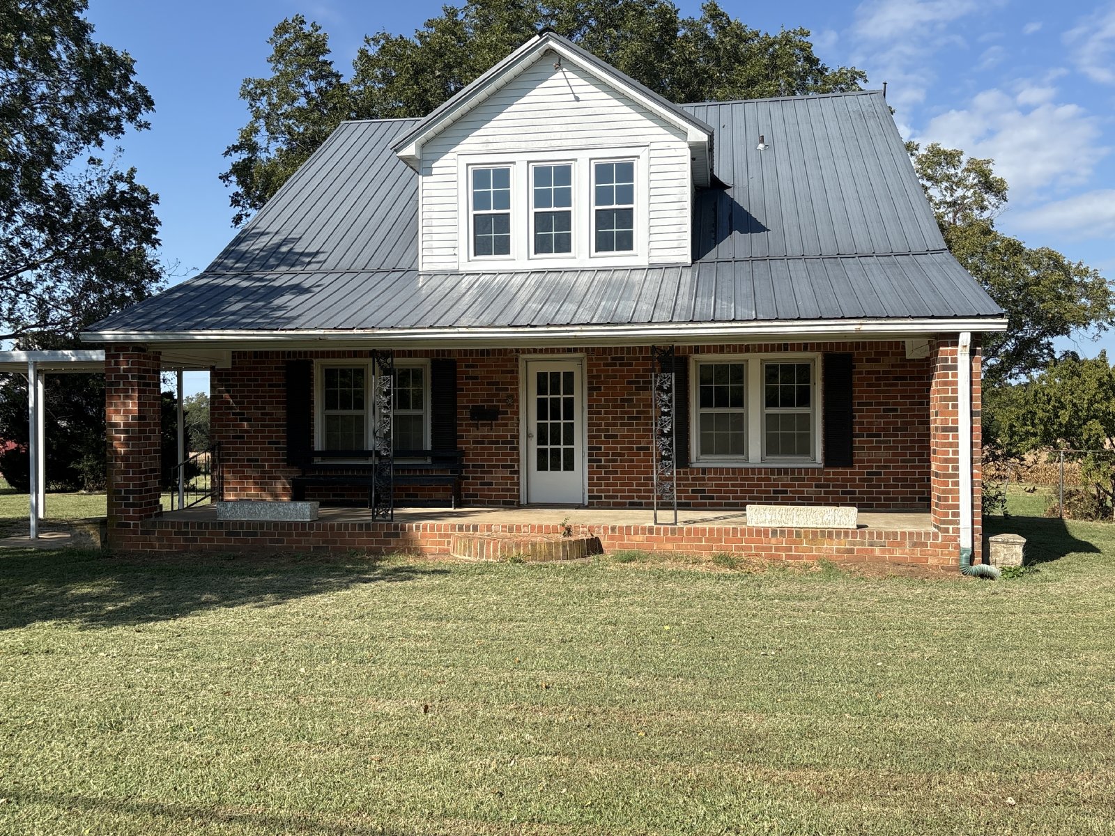 Country Farmhouse with Beautiful Mountain Vuews! property image