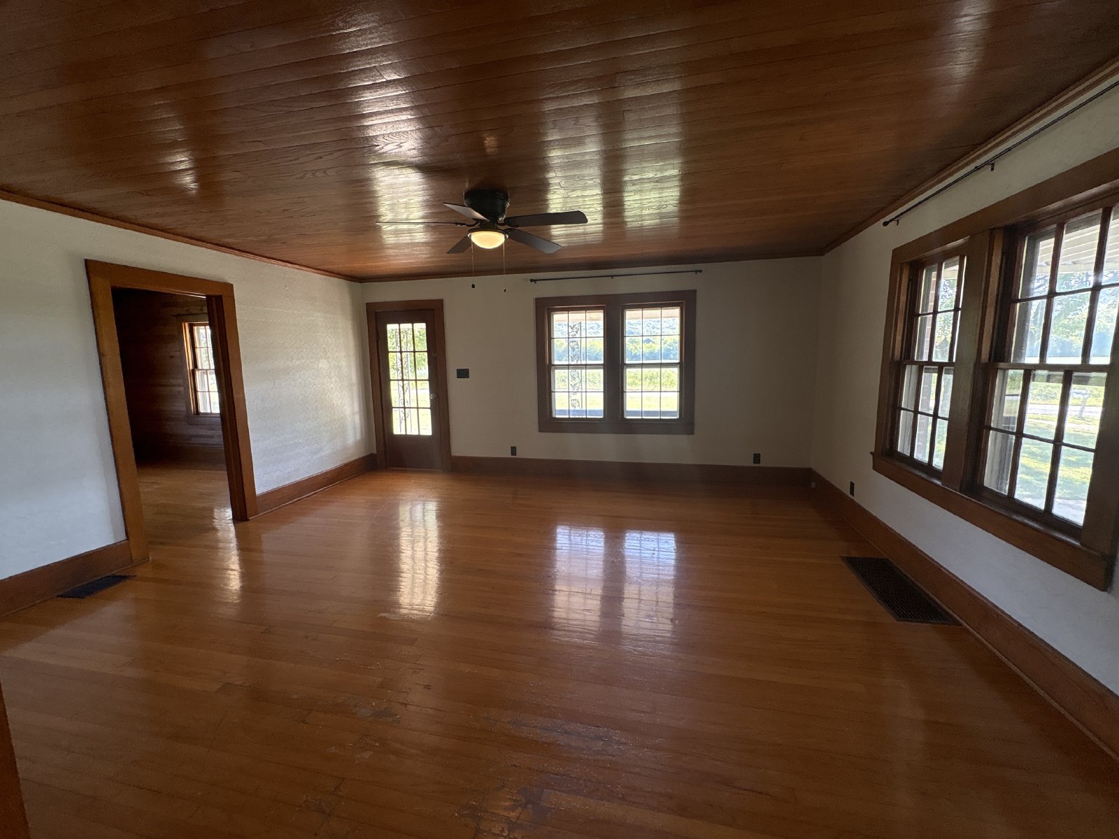 Country Farmhouse with Beautiful Mountain Vuews! property image