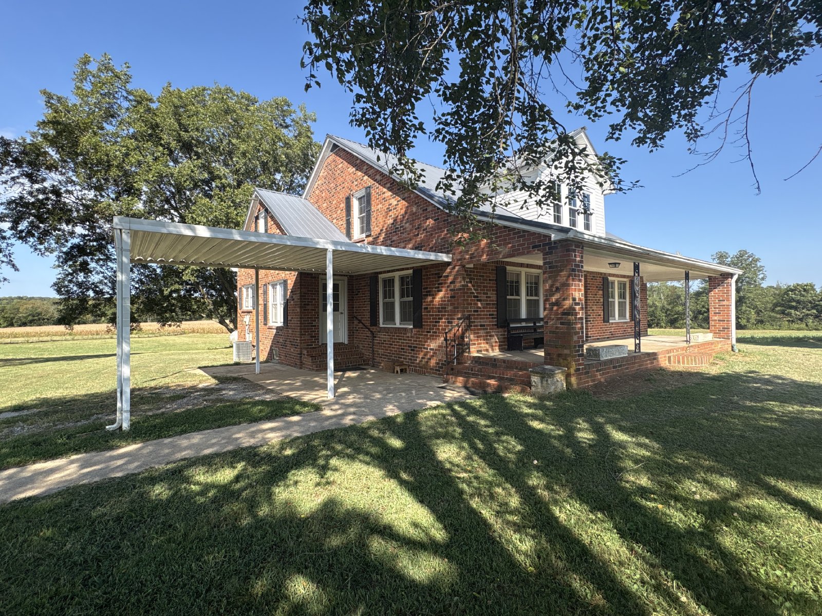 Country Farmhouse with Beautiful Mountain Vuews! property image