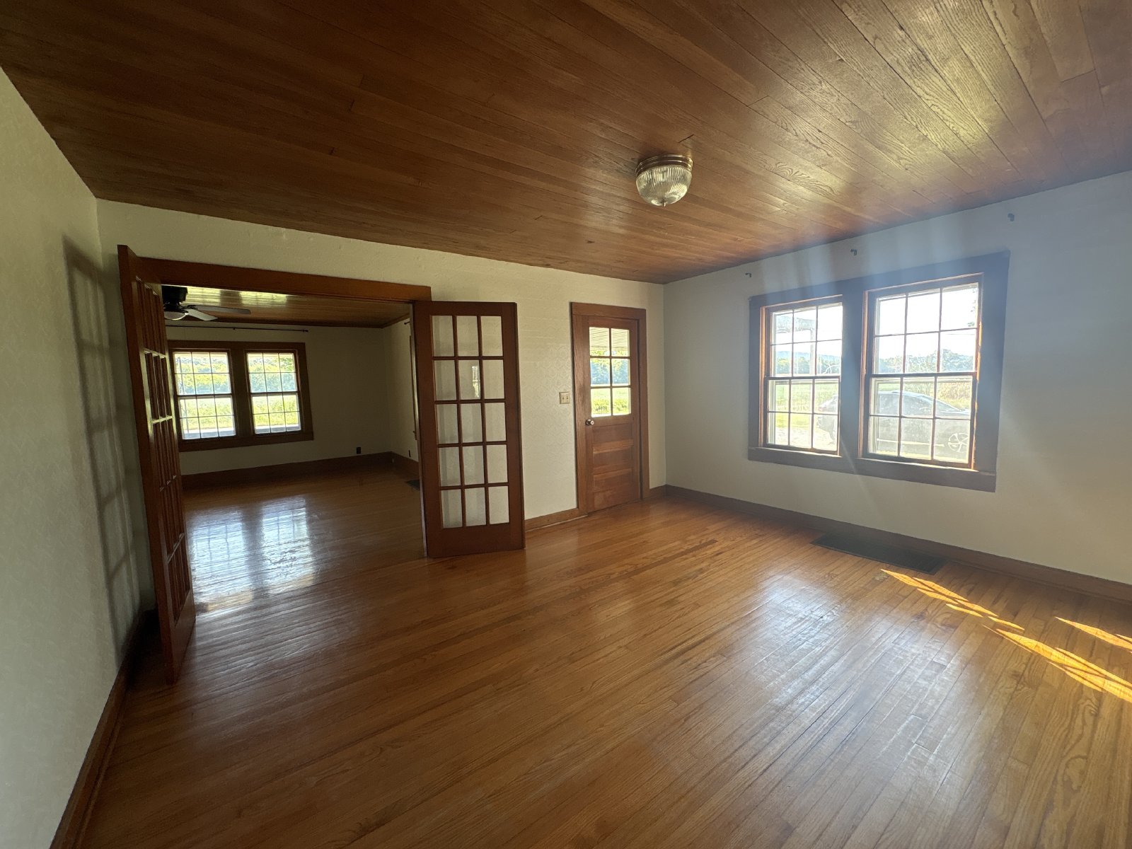 Country Farmhouse with Beautiful Mountain Vuews! property image