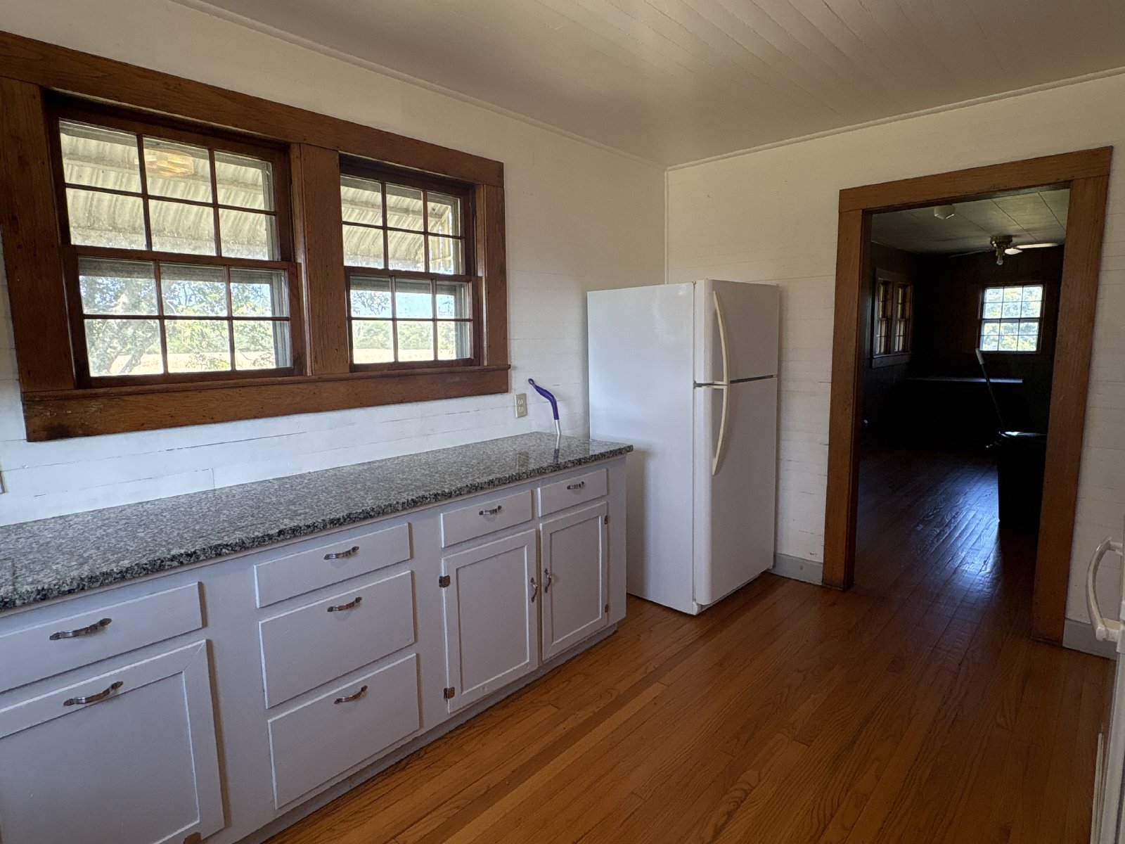 Country Farmhouse with Beautiful Mountain Vuews! property image