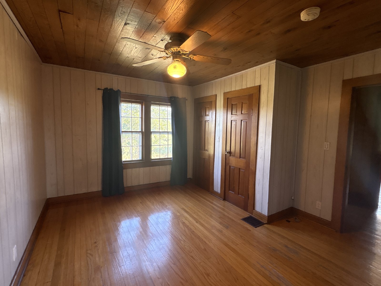 Country Farmhouse with Beautiful Mountain Vuews! property image