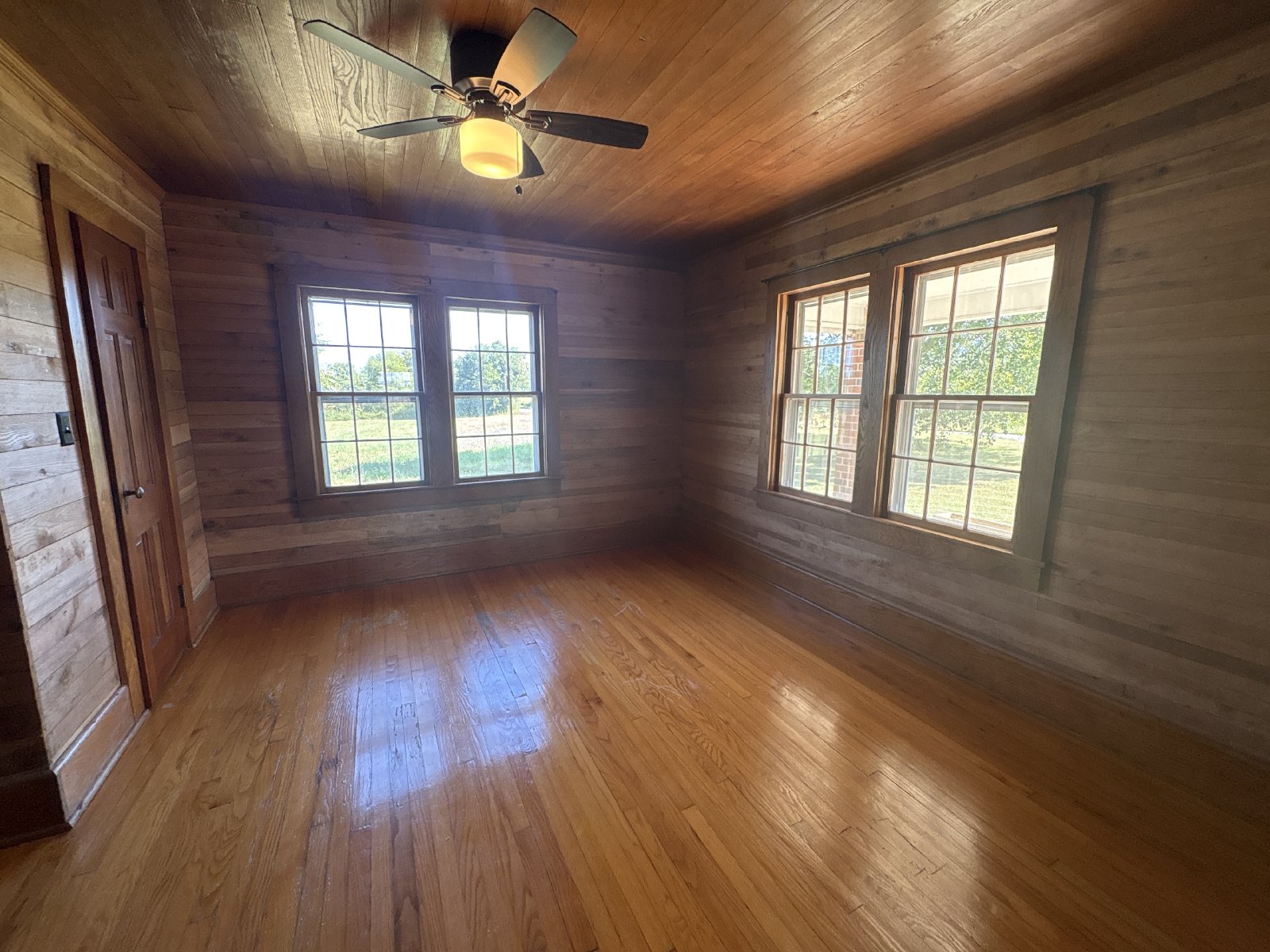 Country Farmhouse with Beautiful Mountain Vuews! property image