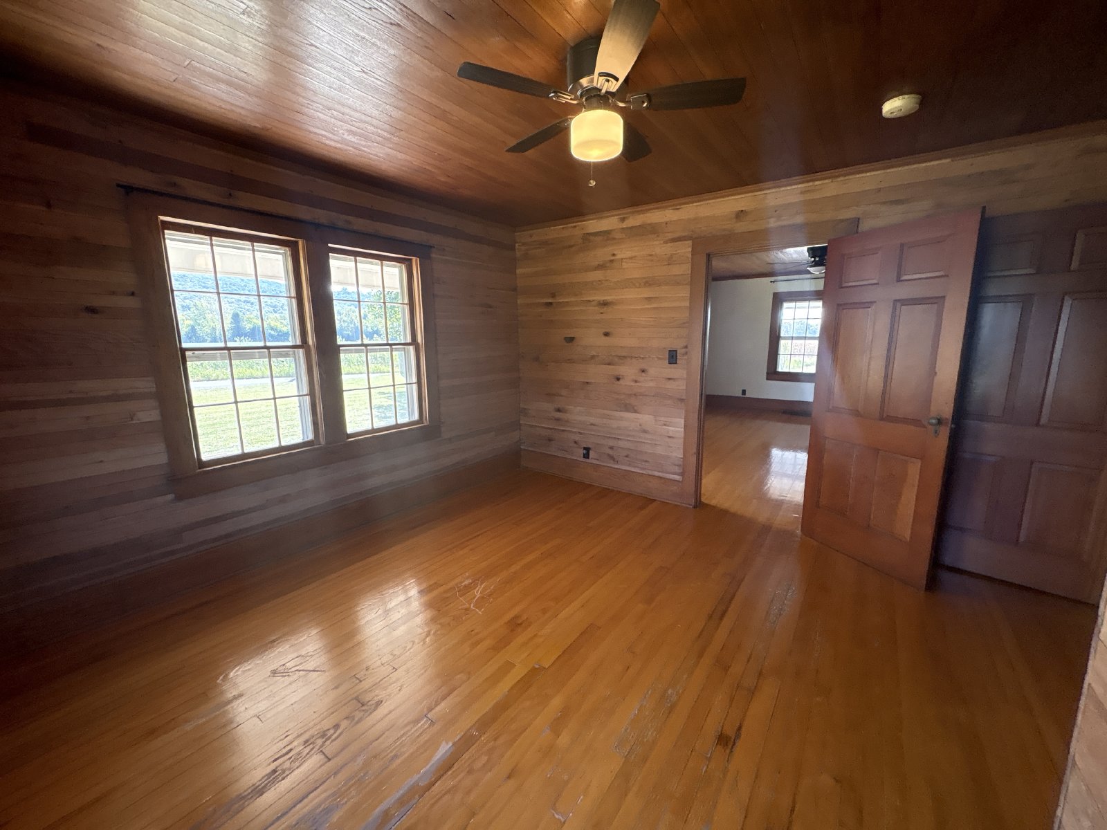 Country Farmhouse with Beautiful Mountain Vuews! property image