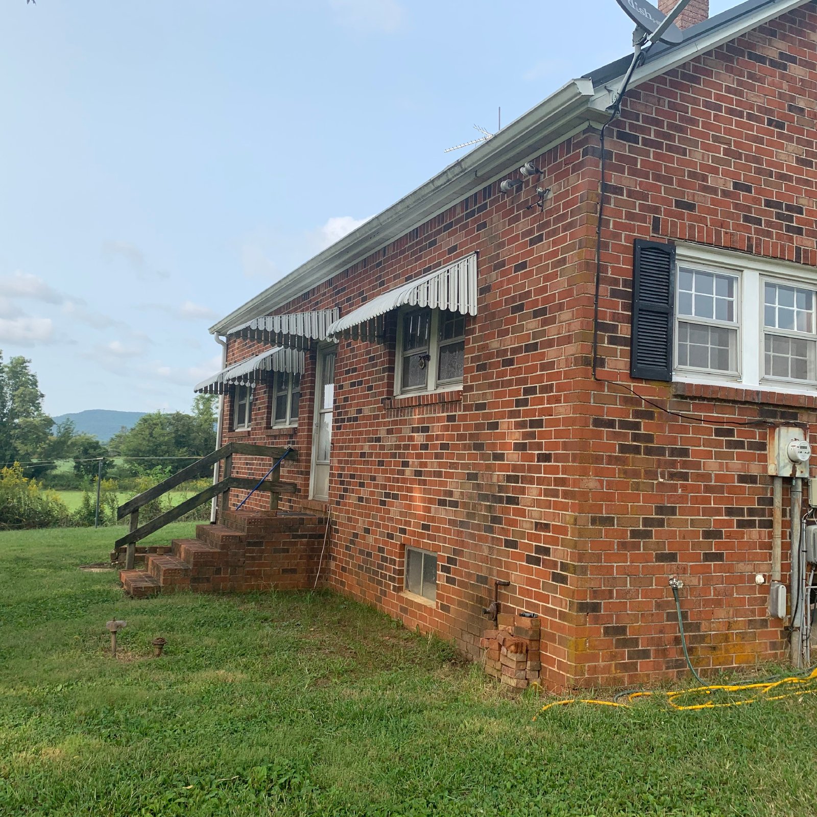 Country Farmhouse with Beautiful Mountain Vuews! property image