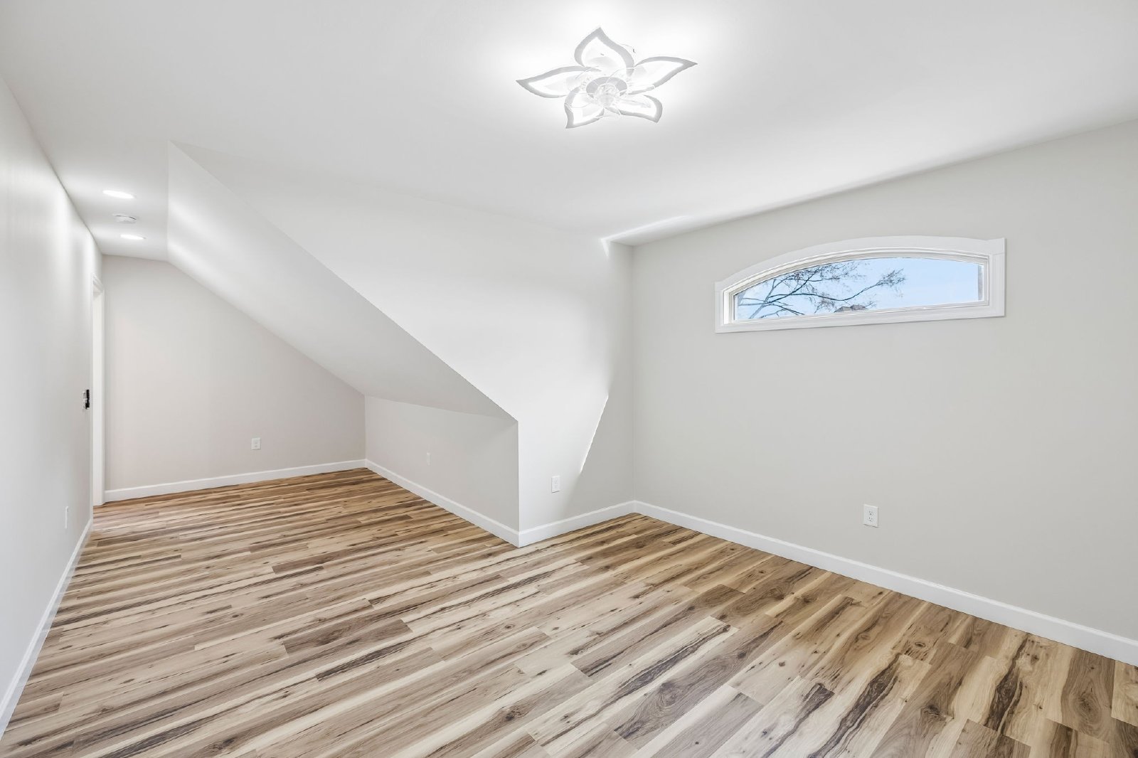 Beautiful BRAND NEW Custom Built Home on 1 Acre Lot! property image
