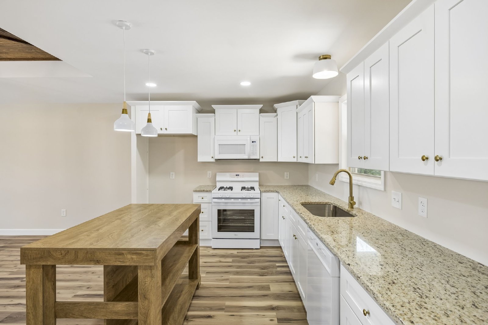 Beautiful BRAND NEW Custom Built Home on 1 Acre Lot! property image