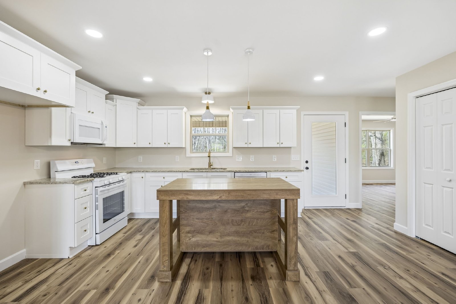 Beautiful BRAND NEW Custom Built Home on 1 Acre Lot! property image