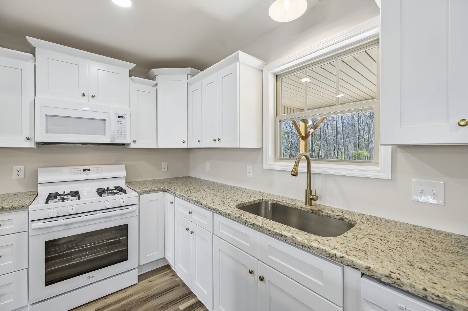 Beautiful BRAND NEW Custom Built Home on 1 Acre Lot! property image