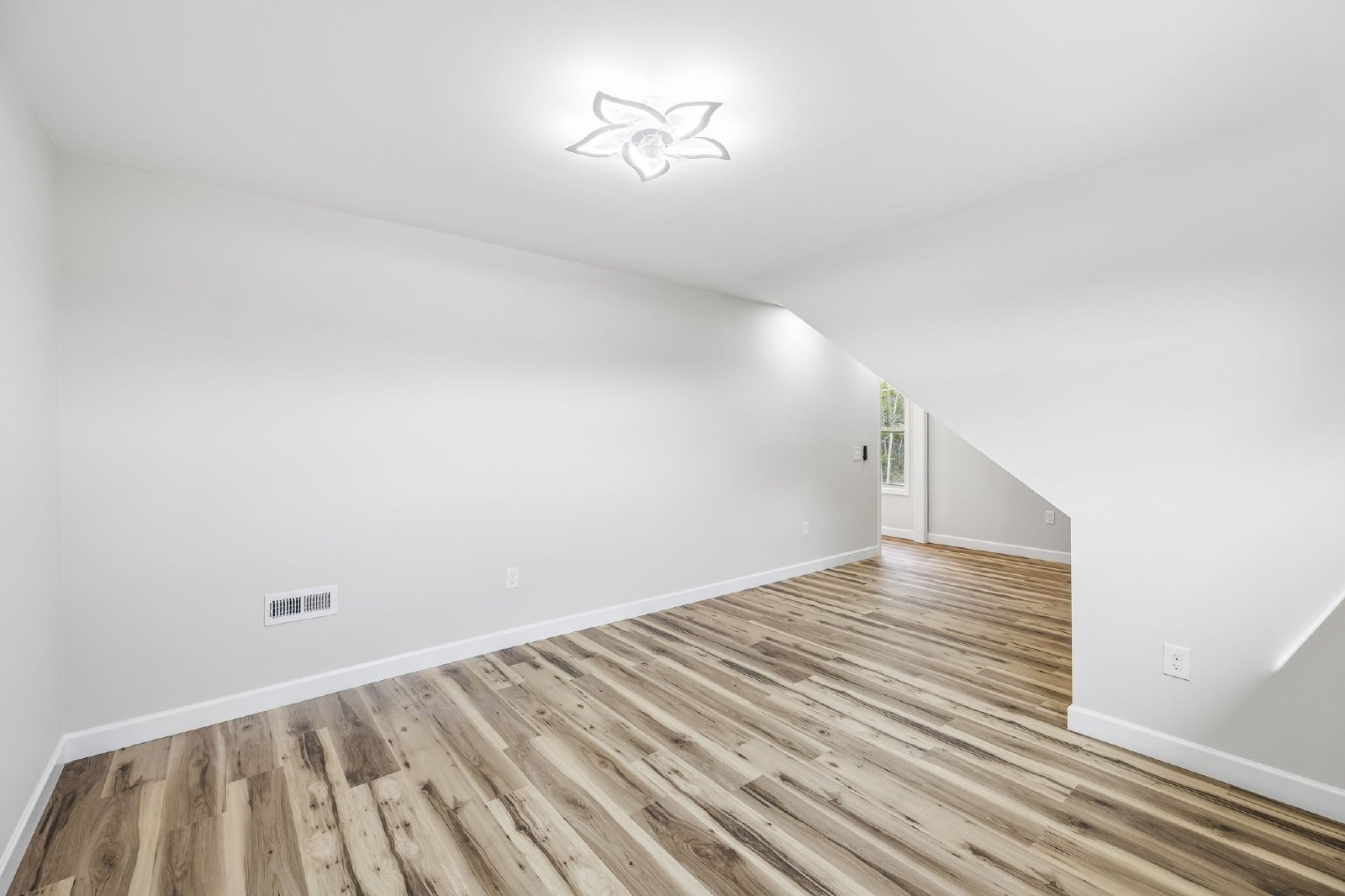 Beautiful BRAND NEW Custom Built Home on 1 Acre Lot! property image