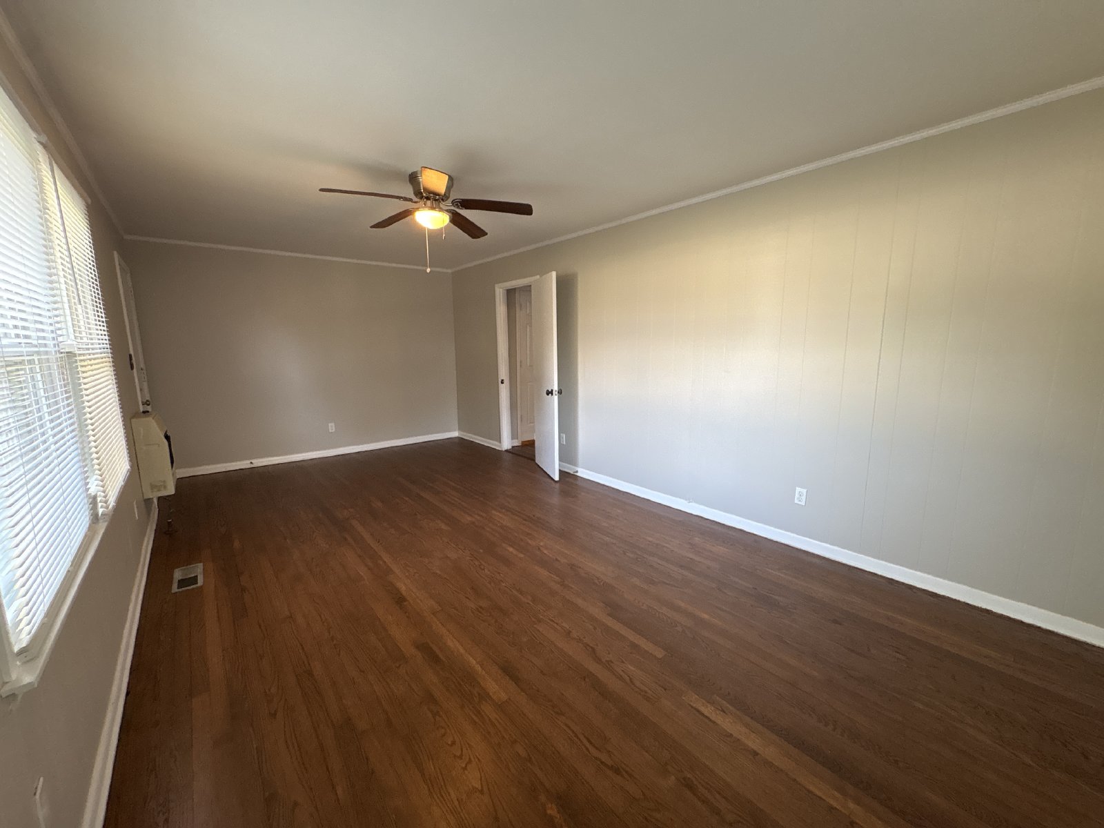 Adorable 1 Bedroom Apartment Walking Distance to the Winchester Square! property image