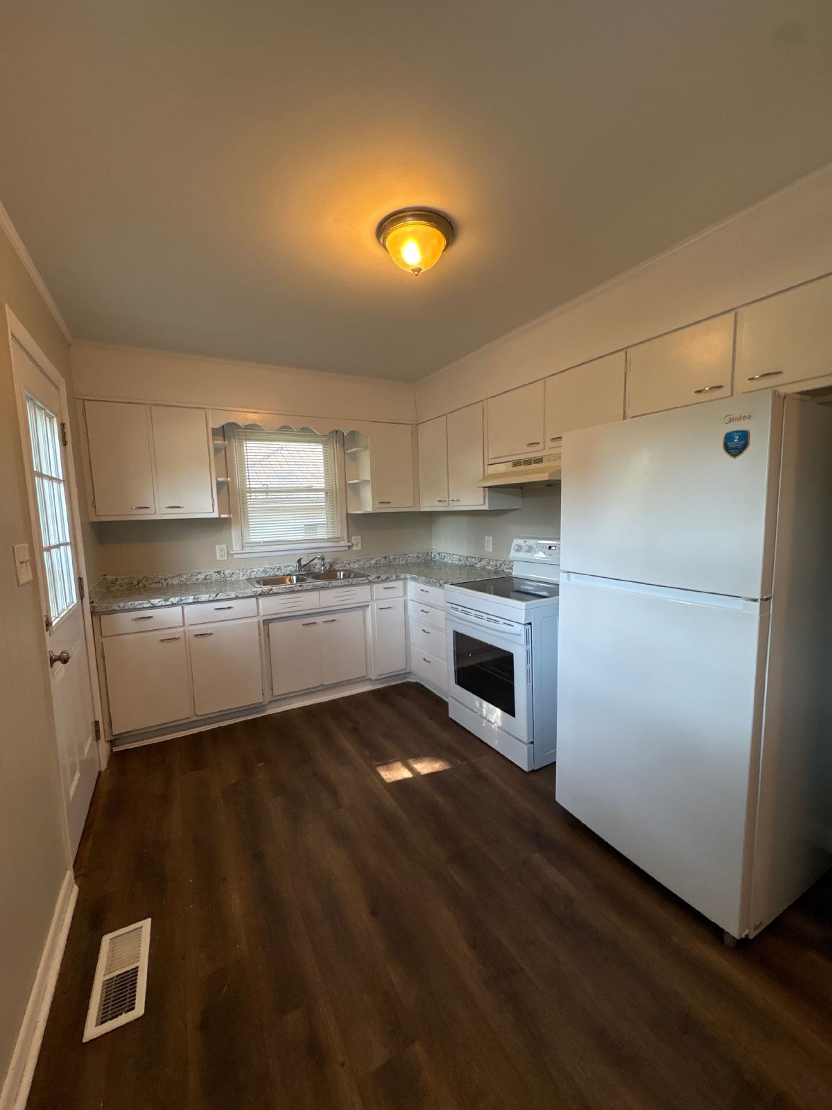 Adorable 1 Bedroom Apartment Walking Distance to the Winchester Square! property image