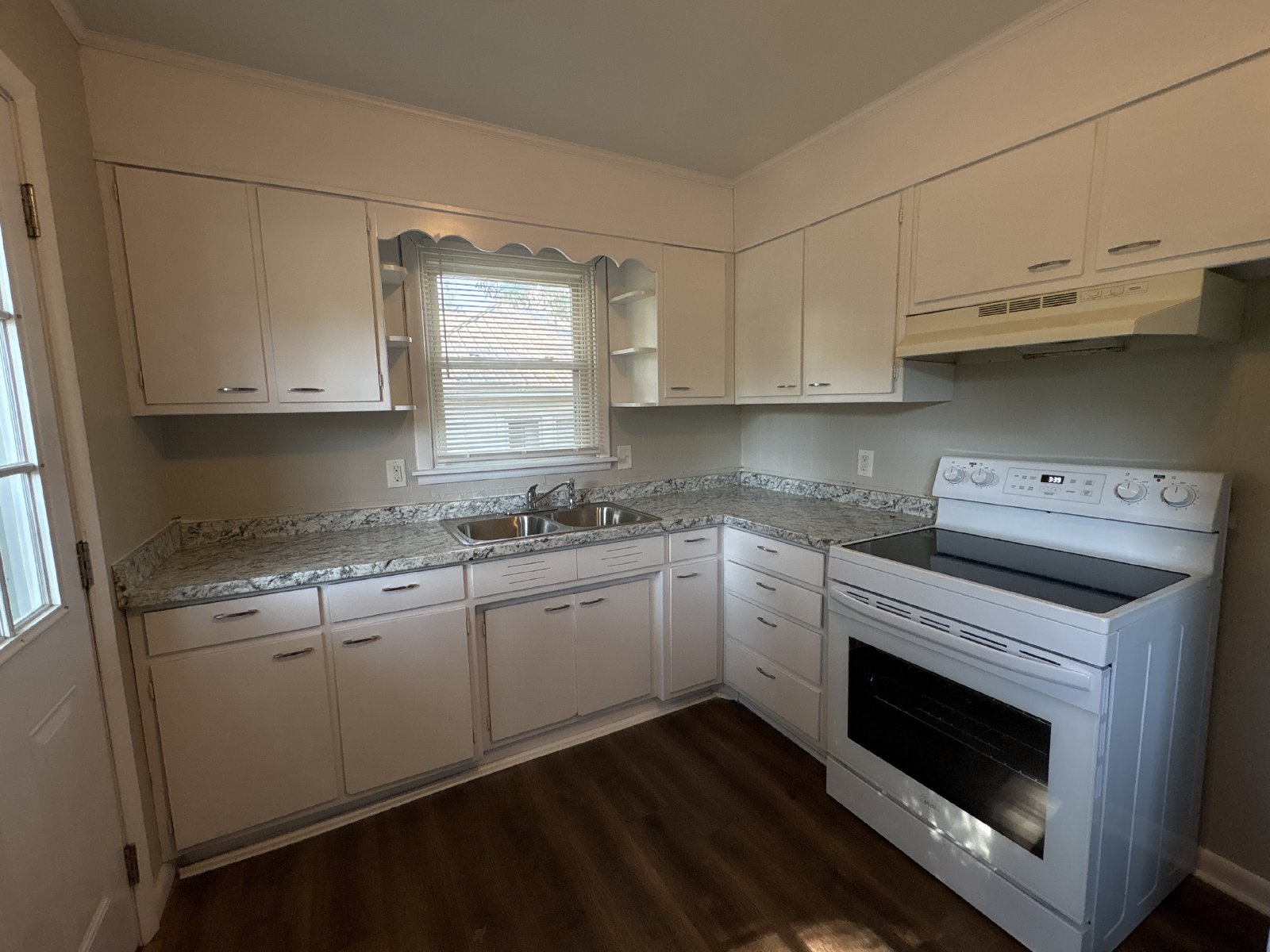 Adorable 1 Bedroom Apartment Walking Distance to the Winchester Square! property image