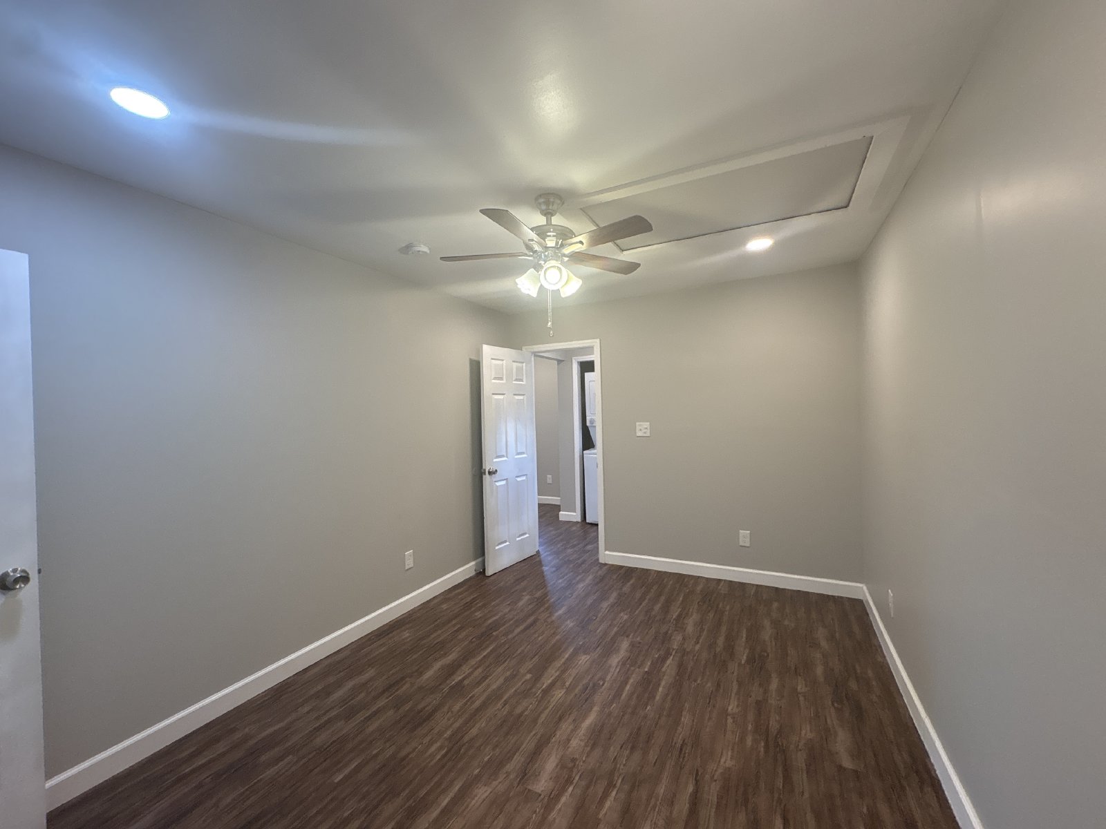Bright & Charming 1 Bedroom Apartment Close to the Square... property image